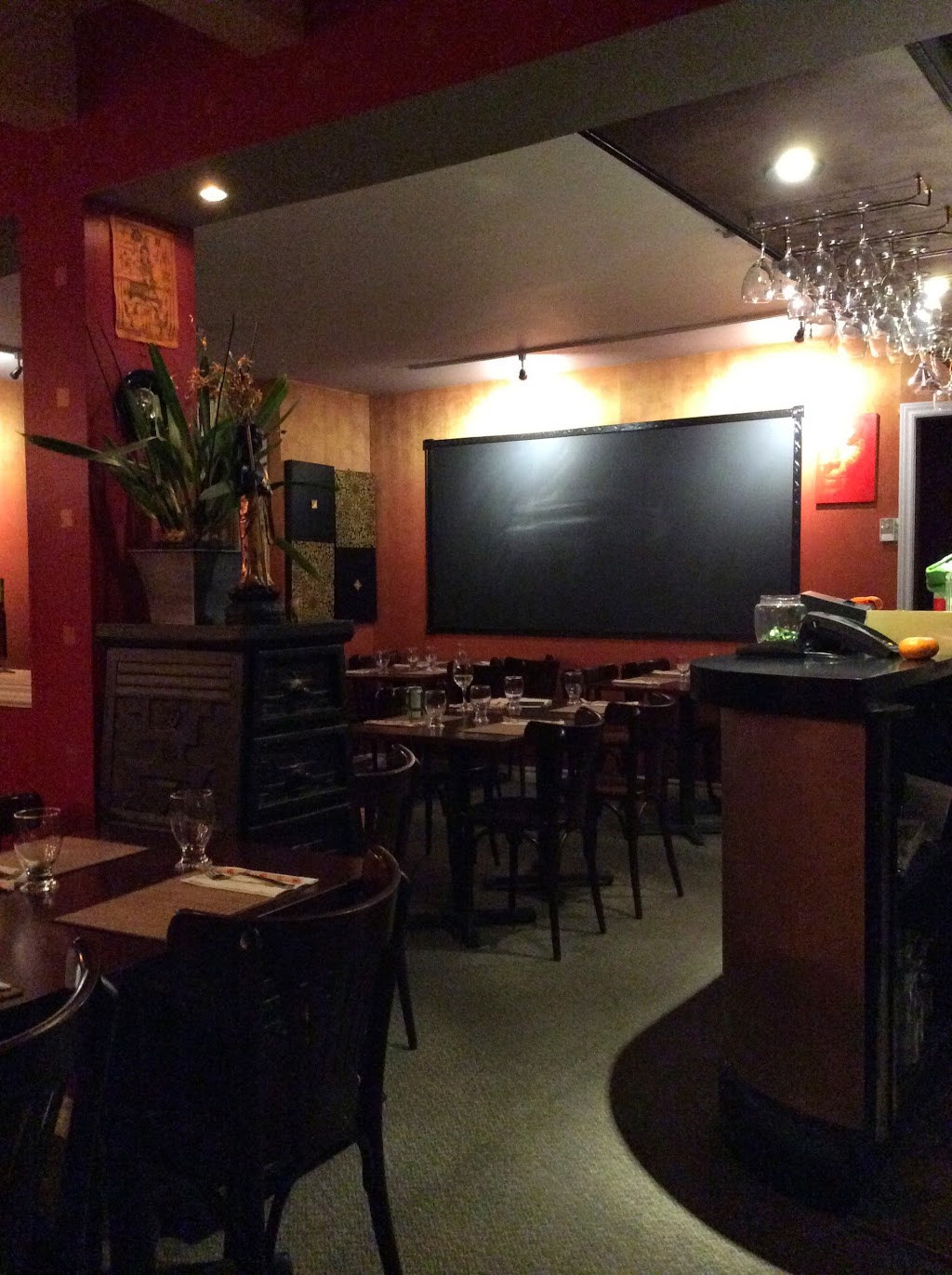 Som Tum Thai | 260 Nepean St, Ottawa, ON K1R 5G3, Canada | Phone: (613) 781-8424