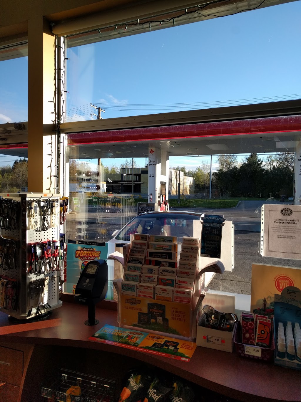 Petro-Canada | 3237 Route Harwood, Vaudreuil-Dorion, QC J7V 8P2, Canada | Phone: (450) 458-5959