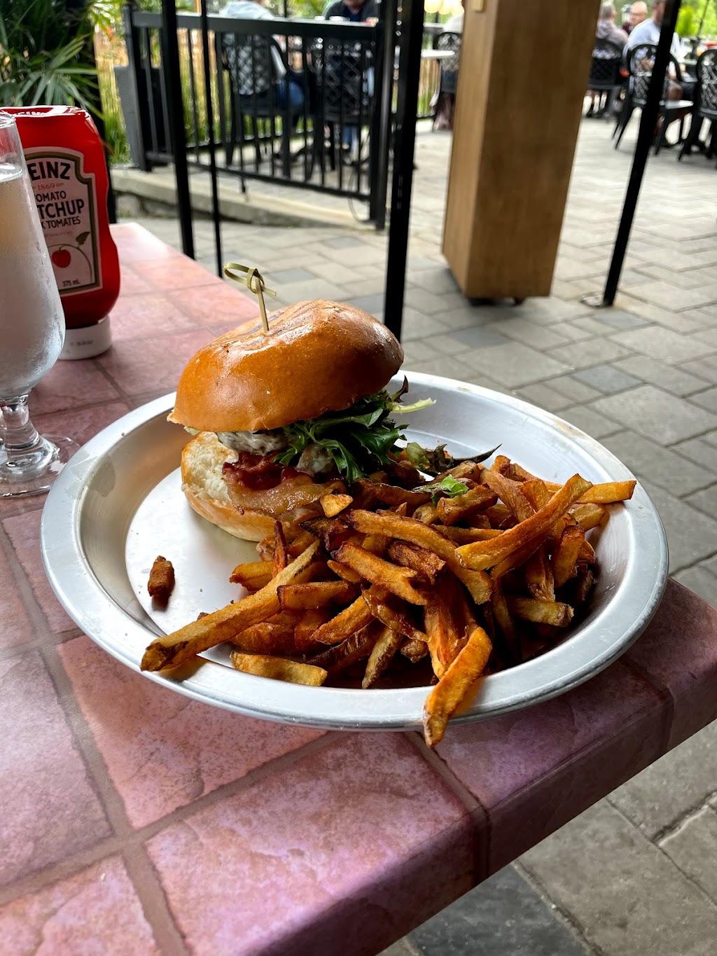 Restau Pub au Coin | 1900 Chem. du Village, Mont-Tremblant, QC J8E 1K4, Canada | Phone: (819) 717-1410