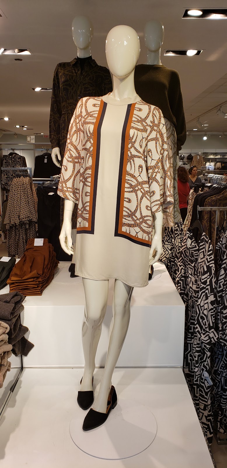 H&M | 17600 Yonge St, Newmarket, ON L3Y 4Z1, Canada | Phone: (855) 272-7007