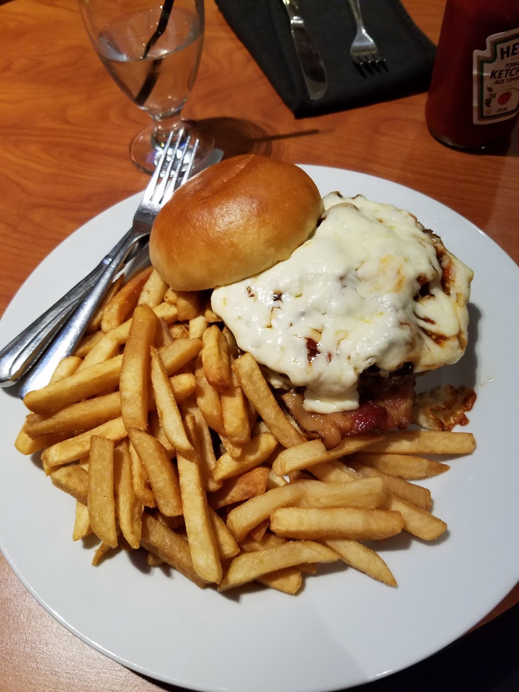 The Flight Path Restaurant & Bar | 135 Carlingview Drive, Etobicoke, ON, Toronto, ON M9W 5E7, Canada | Phone: (416) 637-7000