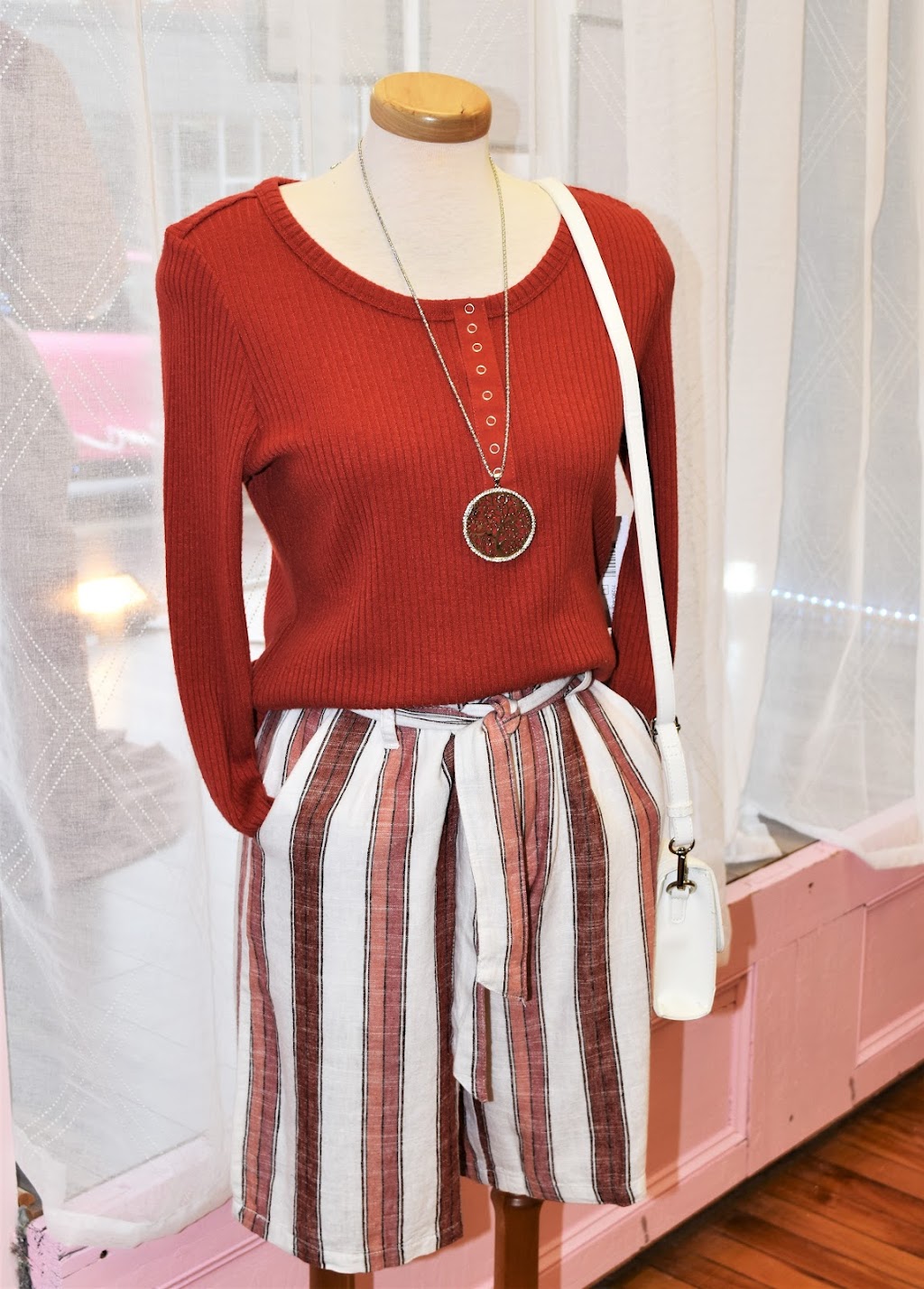 Micheles Doorway to Splendour | 10 Beckwith St S, Smiths Falls, ON K7A 2A8, Canada | Phone: (613) 283-9942
