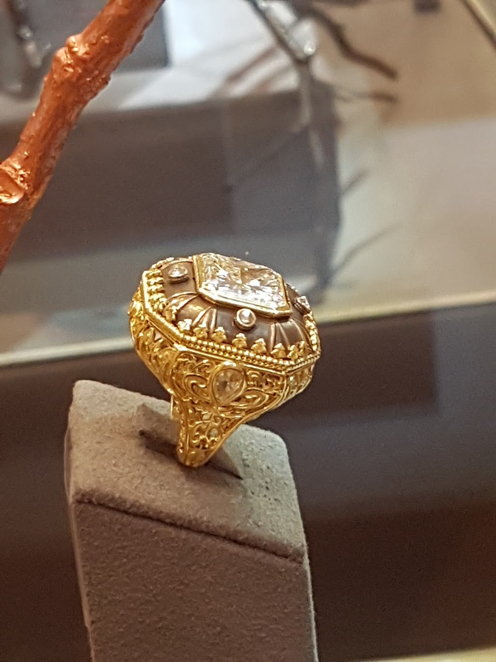 Mindham Fine Jewellery | 37 Hazelton Ave, Toronto, ON M5R 2E3, Canada | Phone: (416) 962-8880