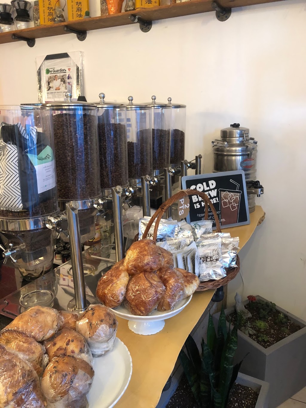 Feed it Forward | 2770 Dundas St W, Toronto, ON M6P 1Y3, Canada | Phone: (416) 786-4126