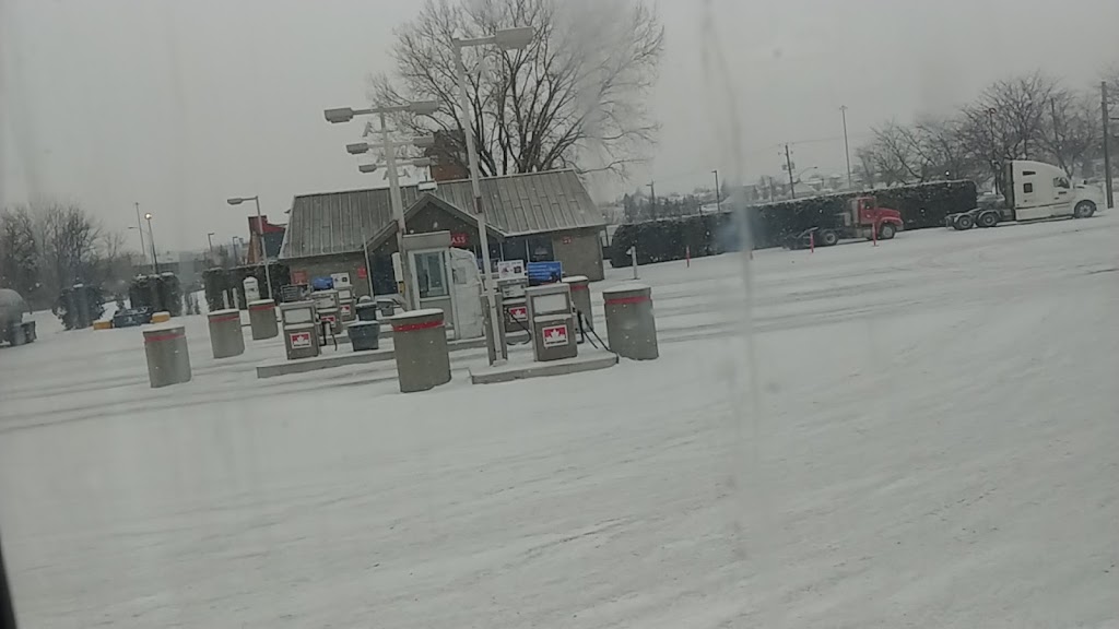 Petro-Pass Relais Routiers | 2050 Rue Léonard-de-Vinci, Sainte-Julie, QC J3E 2A2, Canada | Phone: (450) 922-9876