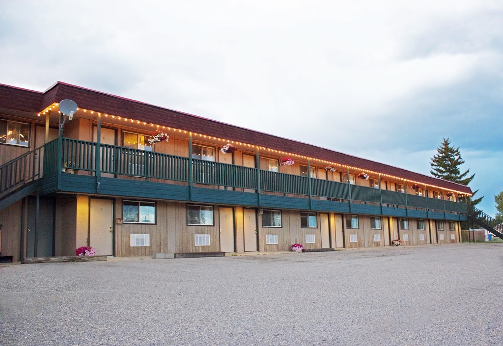 Hawks Nest Motel | 121 2 St W, Cremona, AB T0M 0R0, Canada | Phone: (403) 637-2185