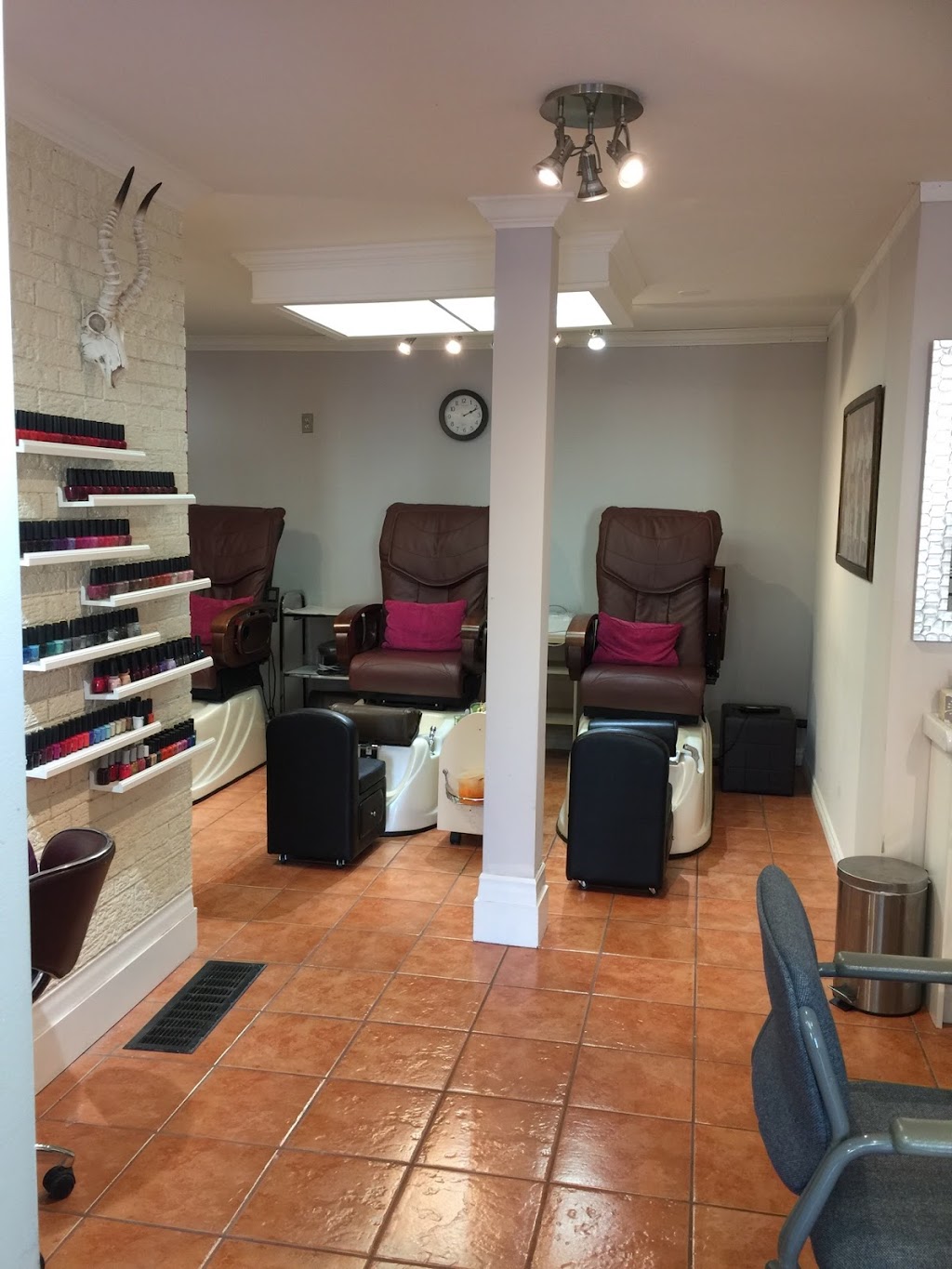 LASHES & NAILS | 110 Parent Ave, Ottawa, ON K1N 7B4, Canada | Phone: (613) 562-3333
