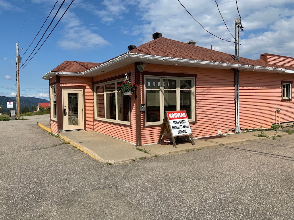 Restaurant LHorizon | 775 Rue St Laurent, Saint-Siméon, QC G0T 1X0, Canada | Phone: (418) 471-0606