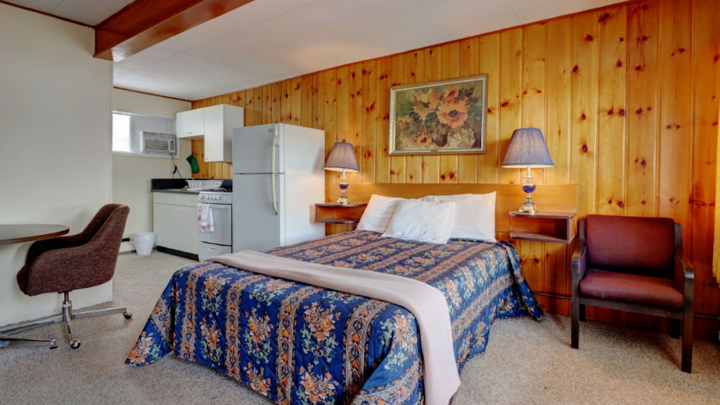 Deerview Lodge & Cabins | 398 BC-3, Princeton, BC V0X 1W0, Canada | Phone: (250) 295-0106