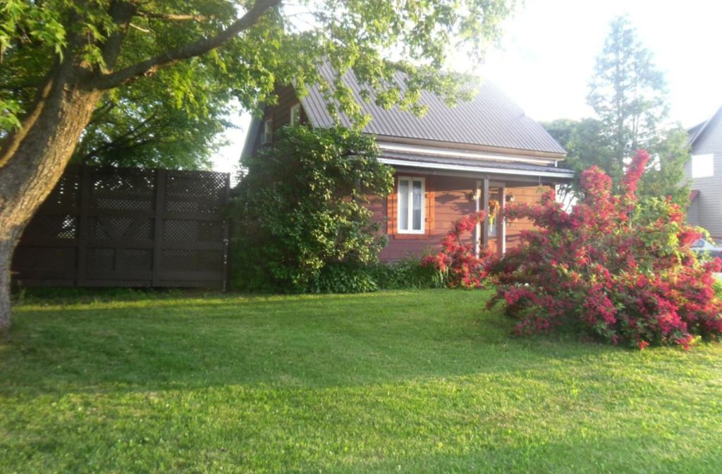 Yvan Pilon- Courtier Immobilier Re/Max Châteauguay | 243 Boulevard DAnjou, Châteauguay, QC J6J 2R3, Canada | Phone: (514) 714-7483