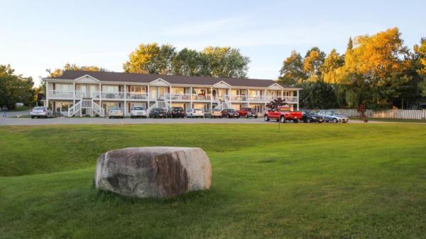 Edward Courts Apt | Edward Court, 213 Edward St, Miramichi, NB E1V 2Y7, Canada | Phone: (833) 313-2792