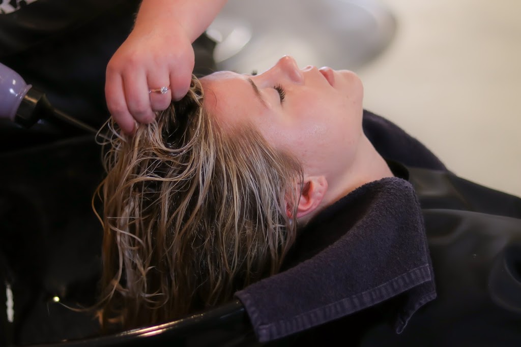Salon Dieux & Déesses Amélie Brassard | 200 Rue Commerciale suite 209, Donnacona, QC G3M 1W1, Canada | Phone: (418) 285-3604