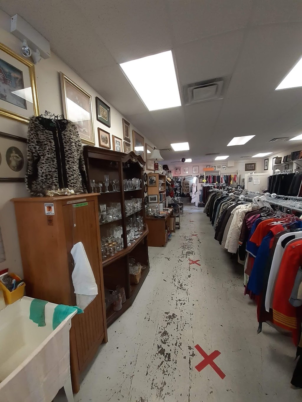 Vincents Store | 5970 Lundys Ln, Niagara Falls, ON L2G 5Z7, Canada | Phone: (289) 296-3807