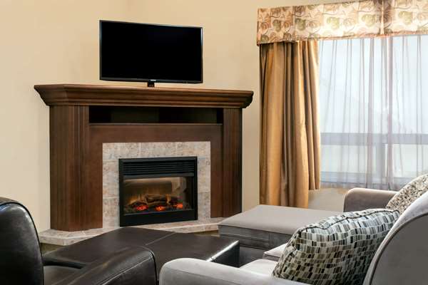 Ramada by Wyndham Weyburn | 1420 Sims Ave, Weyburn, SK S4H 3N9, Canada | Phone: (306) 842-4994