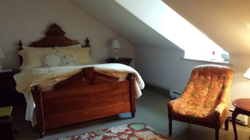 Spruceholme Inn | 204 Rue Principale, Fort-Coulonge, QC J0X 1V0, Canada | Phone: (819) 683-5635