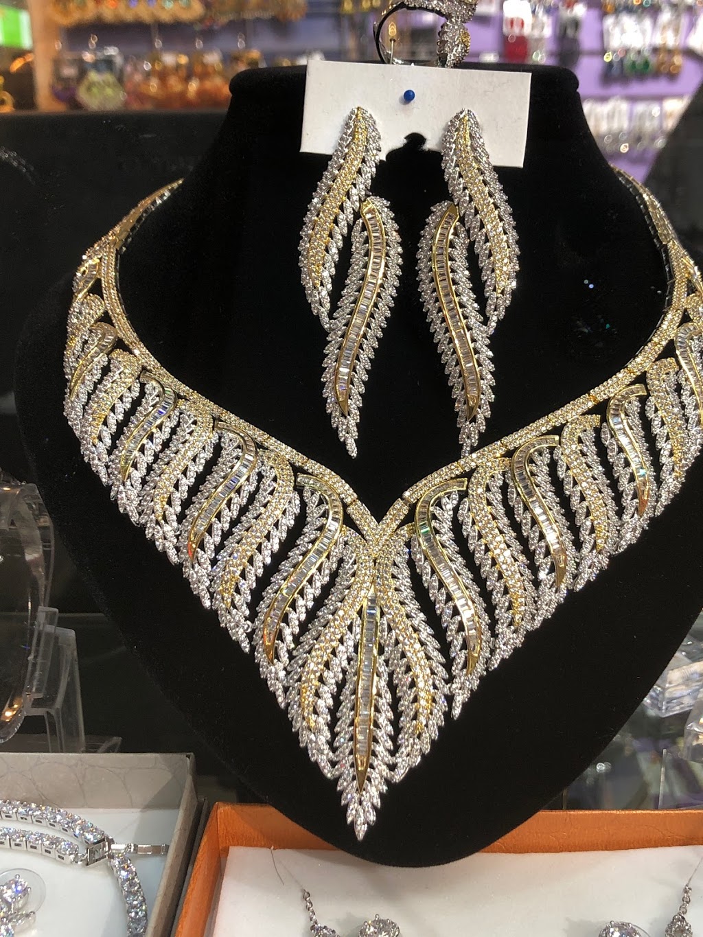 LEELA’S | 1530 Albion Rd Unit E1, Etobicoke, ON M9V 1B4, Canada | Phone: (416) 744-9173
