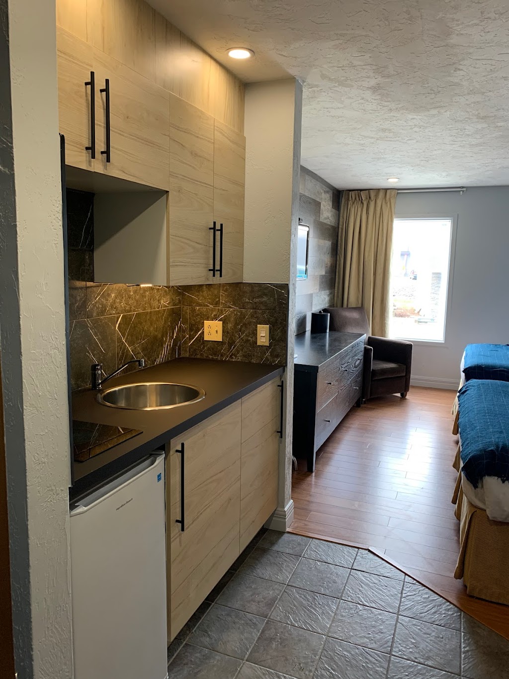 Shores Inn & Hotel | 634 Main St, Shediac, NB E4P 2H3, Canada | Phone: (506) 532-5563