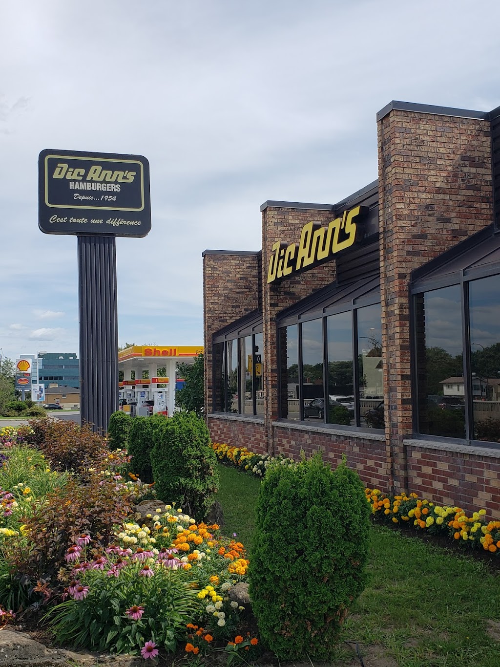 Dic Anns Hamburgers | 6110 Bd Louis-H. La Fontaine, Anjou, QC H1M 1S8, Canada | Phone: (514) 356-0853