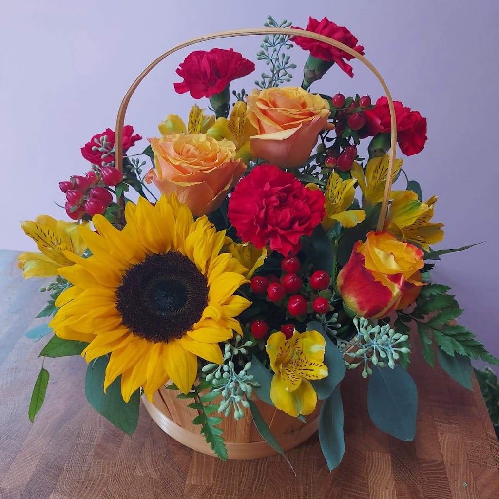 Fox Floral Creations | 119 Arthur St, Carleton Place, ON K7C 1C2, Canada | Phone: (613) 250-2643