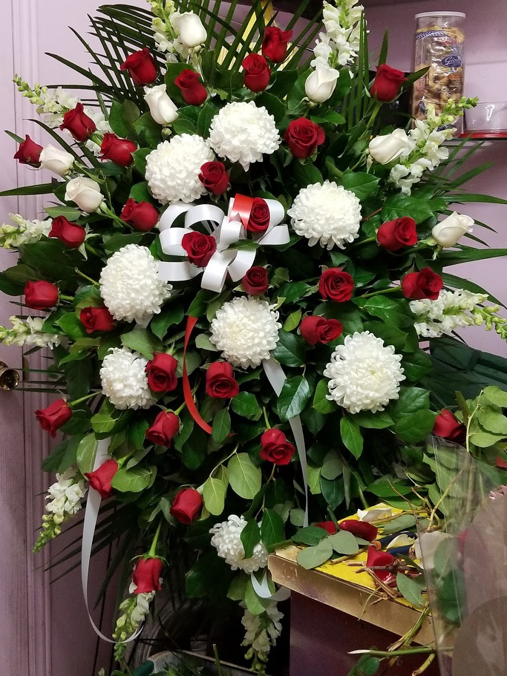 Toms Flower & Gift | florist | 1863 Eglinton Ave W, York, ON M6E 3X2, Canada | 4169399279 OR +1 416-939-9279