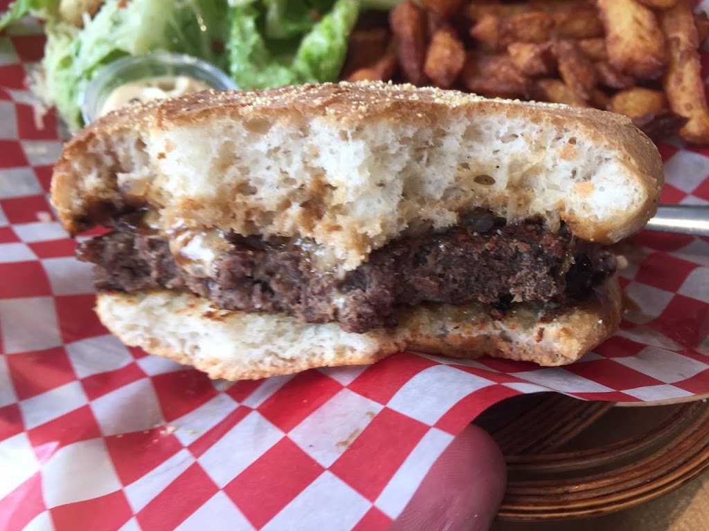 Café Terrasse La Tanière | 427 Chemin Ozias-Leduc, Mont-Saint-Hilaire, QC J3H 4A1, Canada | Phone: (450) 446-7731