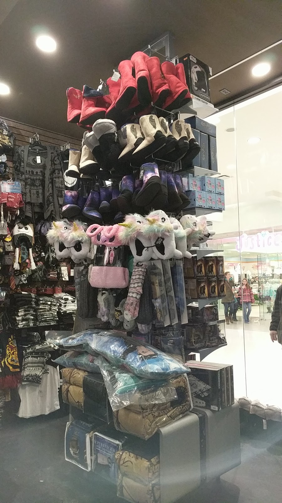 Hot Topic | First Level, 100 Anderson Rd SE Unit #7, Calgary, AB T2J 3V1, Canada | Phone: (403) 726-7811