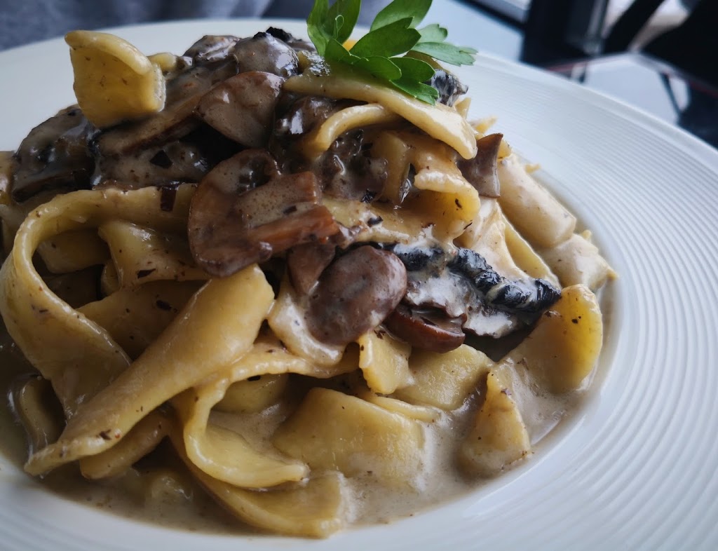 Mangia Mangia (Oakville) | 1395 Abbeywood Dr Unit #1, Oakville, ON L6M 3B2, Canada | Phone: (289) 386-3000
