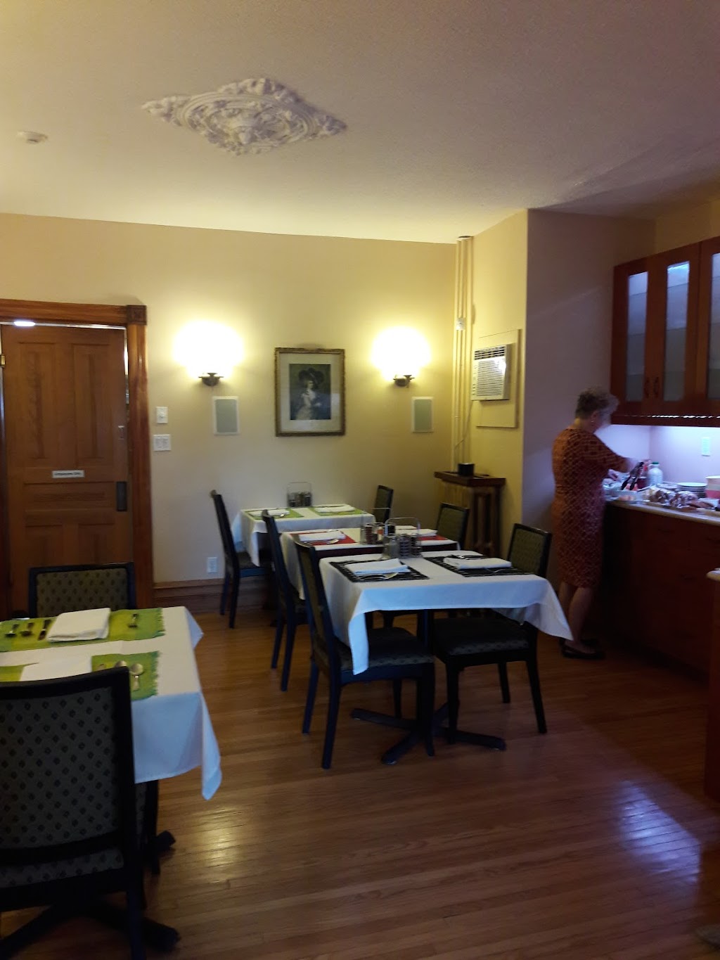 ELLIS HOUSE BED AND BREAKFAST - NIAGARA FALLS | 4284 Ellis St, Niagara Falls, ON L2E 1H1, Canada | Phone: (905) 358-0336