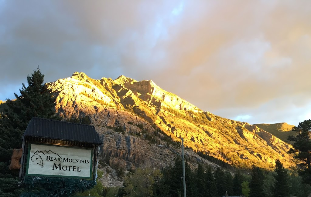 Bear Mountain Motel | 208 Mt View Rd, Waterton Park, AB T0K 2M0, Canada | Phone: (403) 859-2366