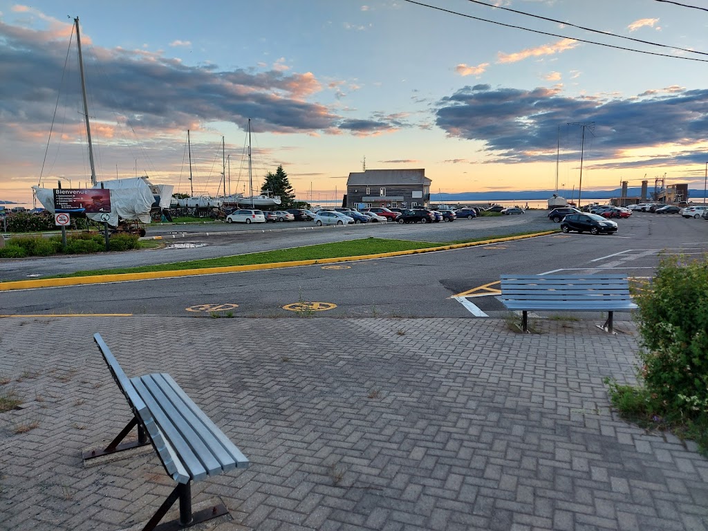Rivière-du-Loup Terminal | 199 Rue Hayward, Rivière-du-Loup, QC G5R 3Y8, Canada | Phone: (418) 862-5094