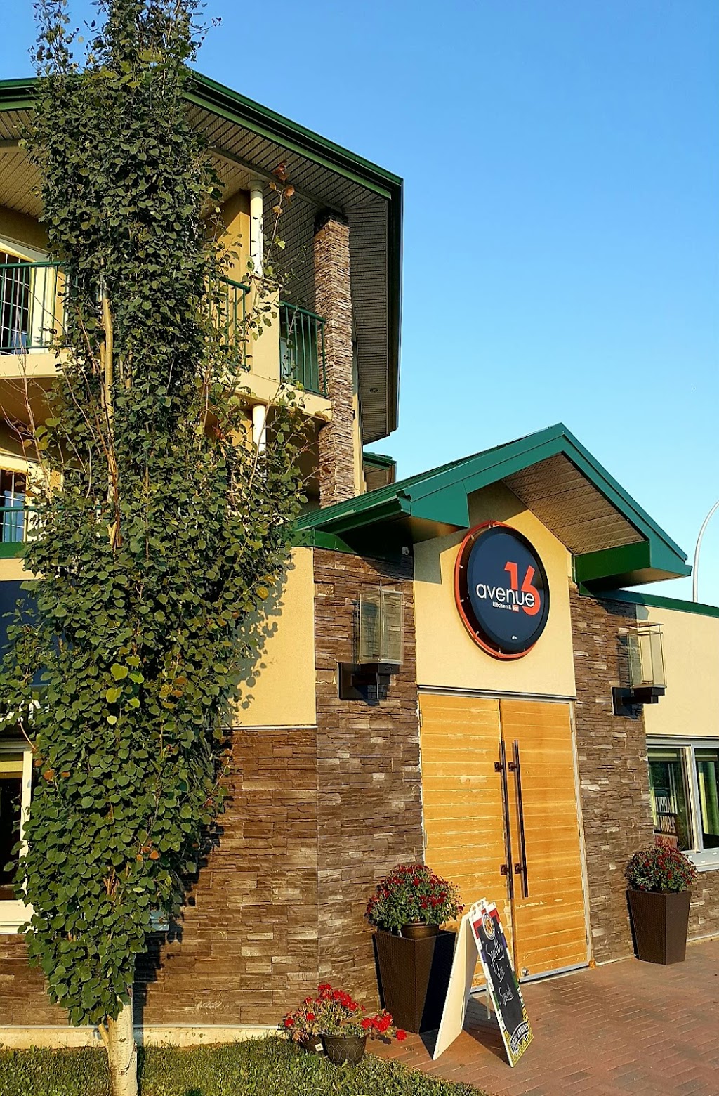 Avenue 16 Kitchen & Bar | 8220 Bowridge Crescent NW, Calgary, AB T3B 2V1, Canada | Phone: (403) 202-4408