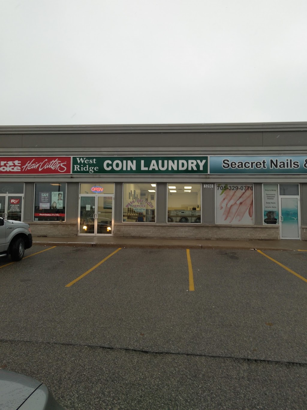 West Ridge Coin Laundry | 5-3280 Monarch Dr, Orillia, ON L3V 8A2, Canada | Phone: (705) 327-5061