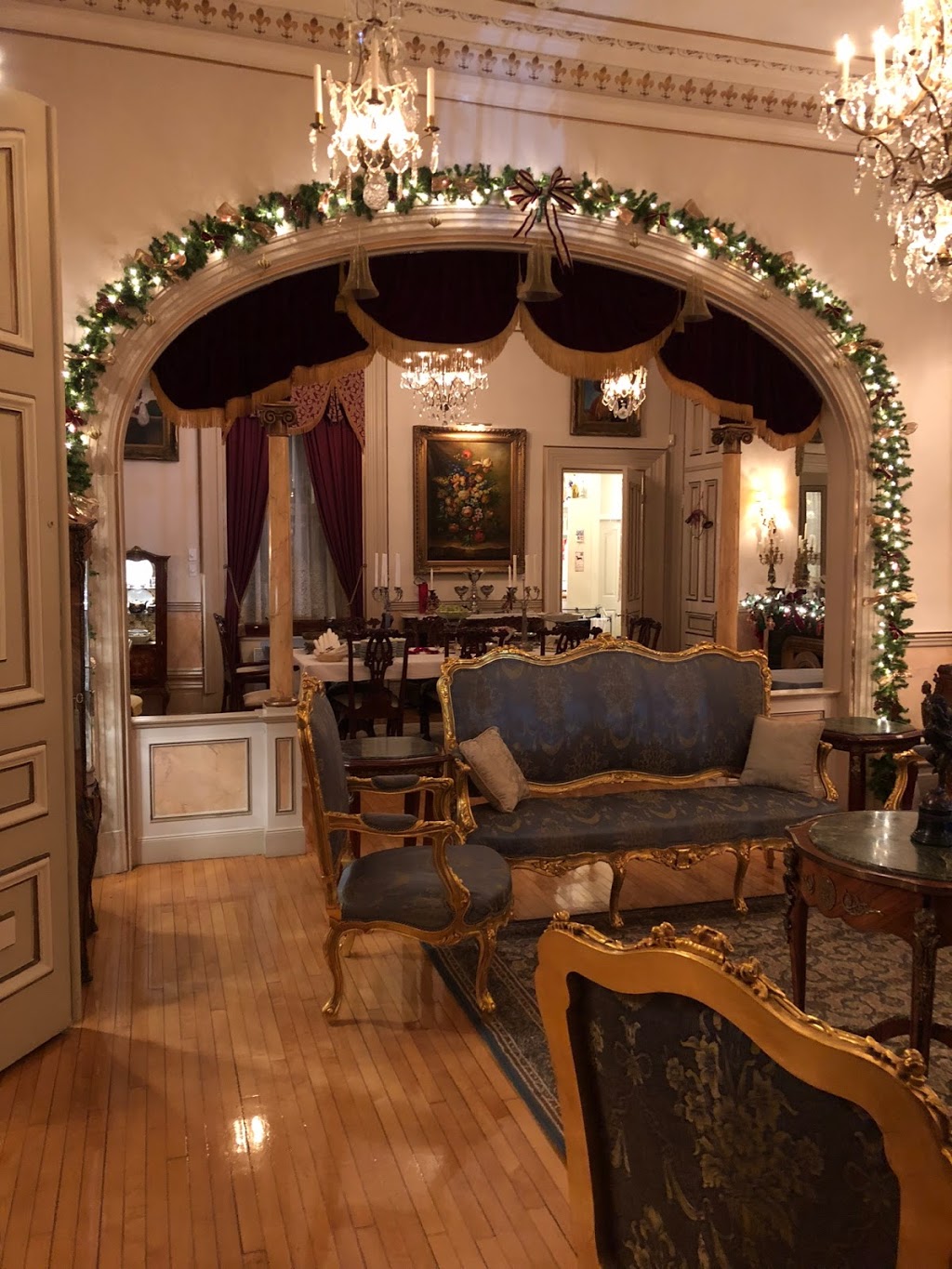 Chateau Du Faubourg | 429 Rue Saint-Jean, Québec, QC G1R 1P3, Canada | Phone: (418) 524-2902