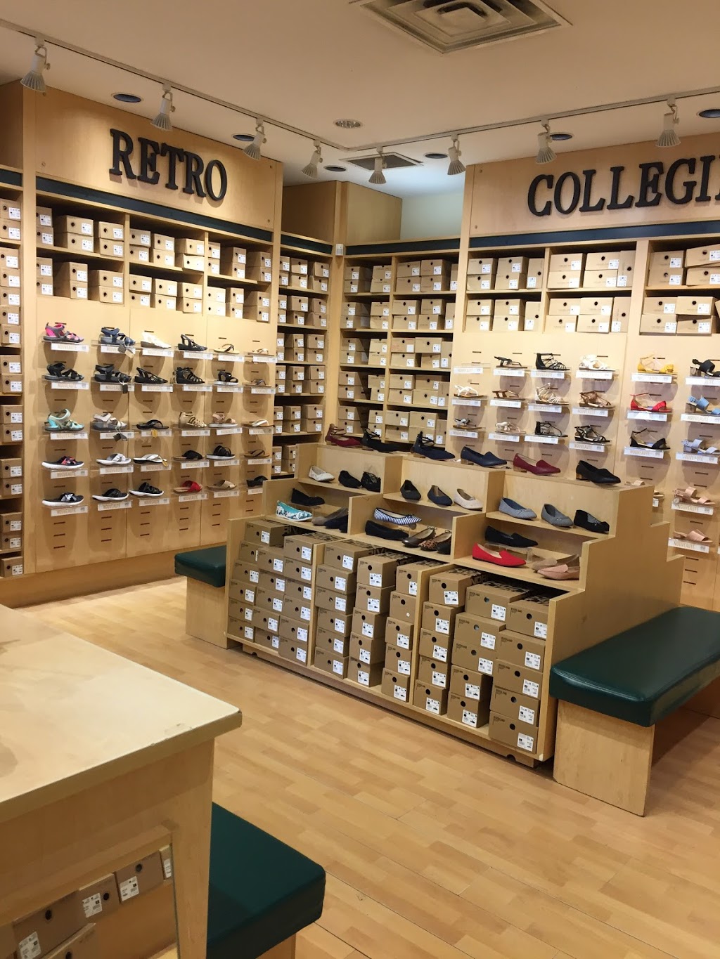 Chaussures Yellow | 1485 Boulevard Saint-Bruno, Saint-Bruno-de-Montarville, QC J3V 6J1, Canada | Phone: (450) 461-3428