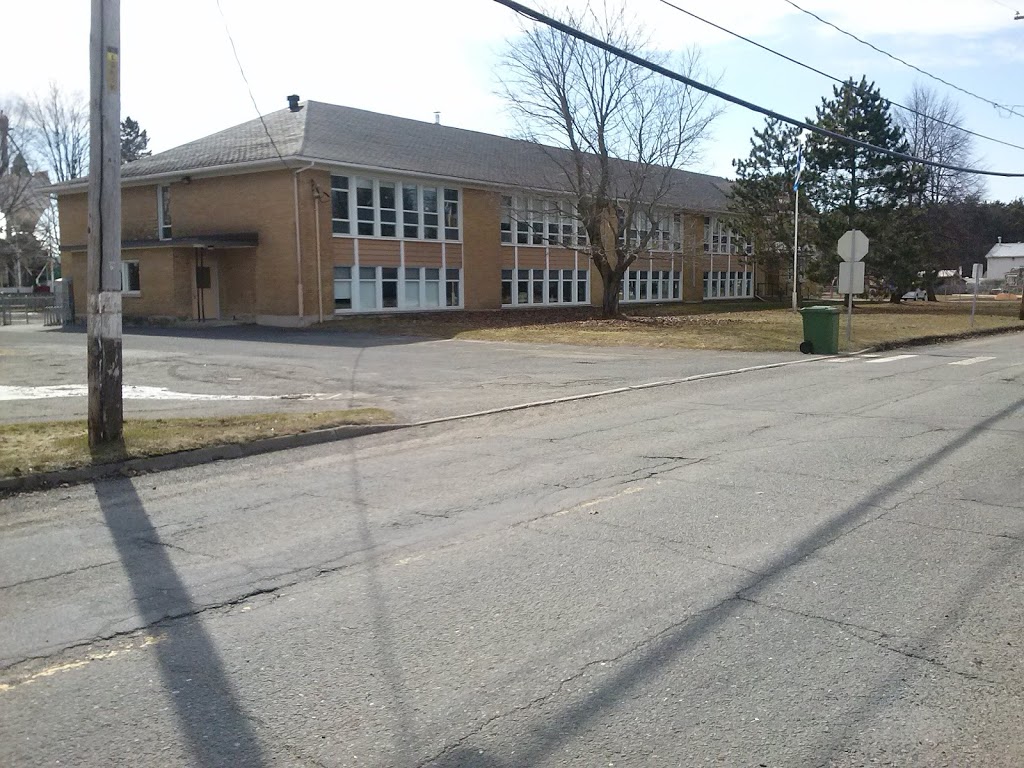 École Amédée-Boisvert | 1147 Rue du Couvent, Saint-Albert, QC J0A 1E0, Canada | Phone: (819) 353-2284