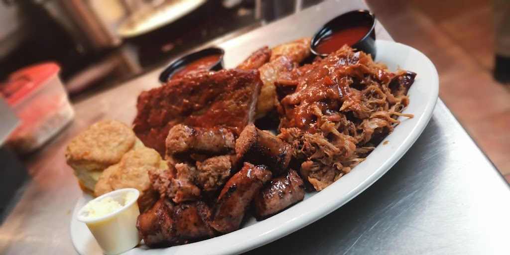 Luckys Barbecue House | 5645 Wharf Ave, Sechelt, BC V0N 3A0, Canada | Phone: (604) 885-8846