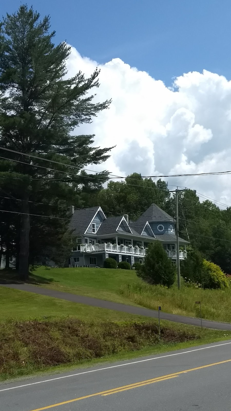 Frontier Lodge | 1406 QC-141, Saint-Herménégilde, QC J0B 2W0, Canada | Phone: (819) 844-2277