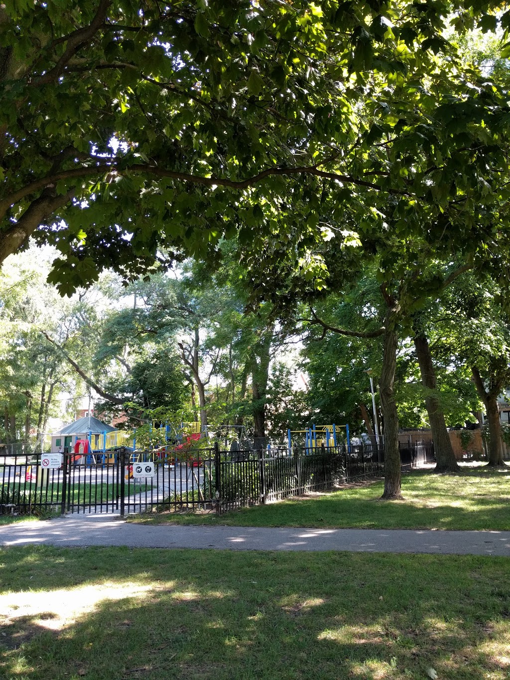 Edgewood Parkette | 2050 Dundas St E, Toronto, ON M4L 1M7, Canada | Phone: (416) 392-2489