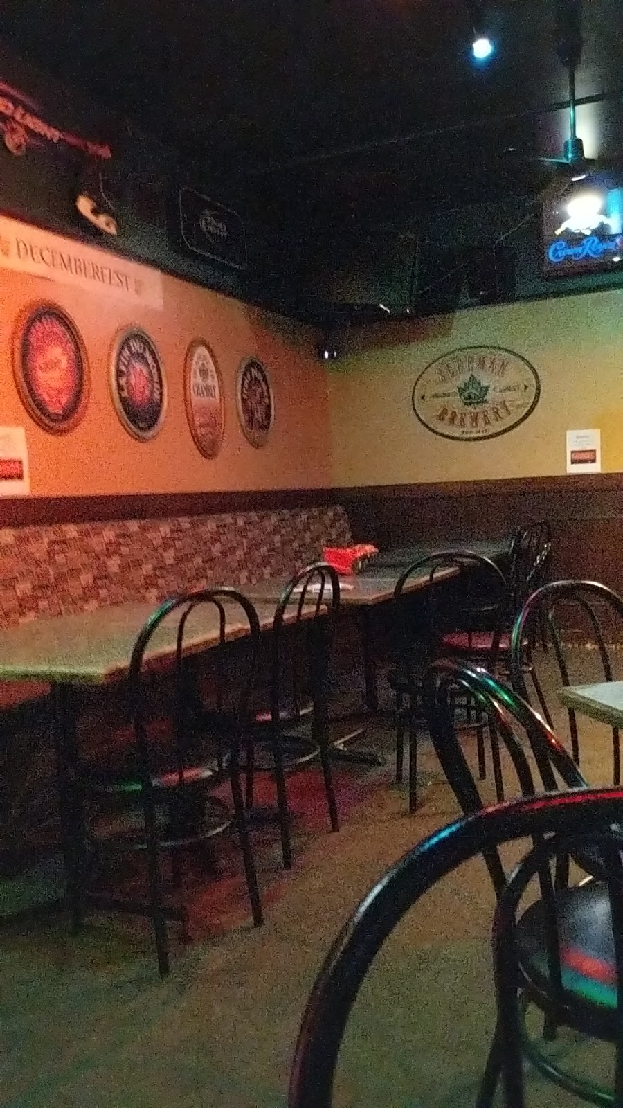 Bulls Bistro | 2159 Avenue Notre Dame, Québec, QC G2E 3E8, Canada | Phone: (418) 872-4731