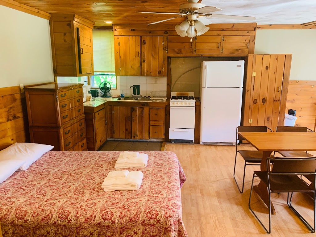 Pine Crest Motel & Cabins | 1288 Barton Orleans Rd, Barton, VT 05822, USA | Phone: (802) 525-3472