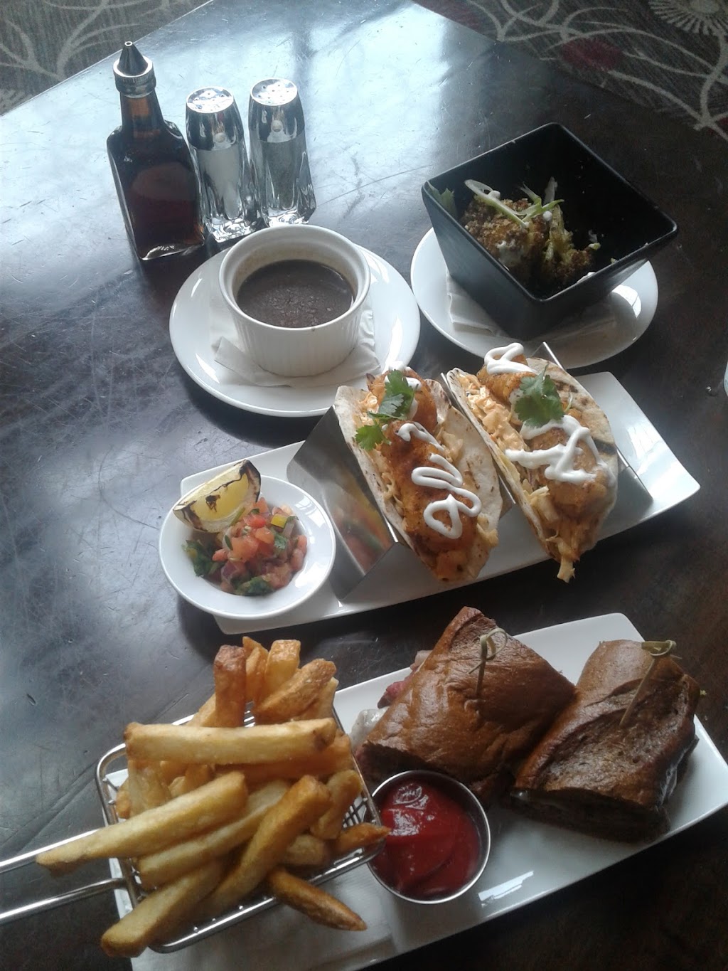 Curve Lounge | 8811 River Rd, Richmond, BC V6X 3P8, Canada | Phone: (604) 273-1895