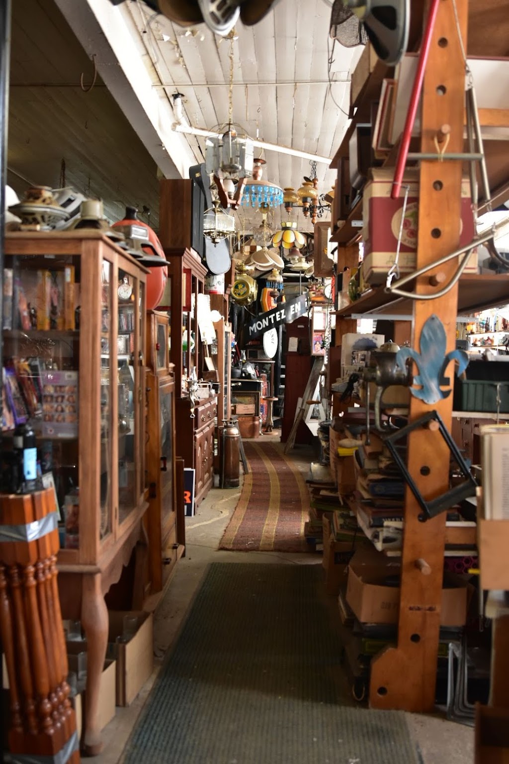 Marché aux puces | 4657 Rue Dollard, Lac-Mégantic, QC G6B 1V3, Canada | Phone: (819) 583-0615