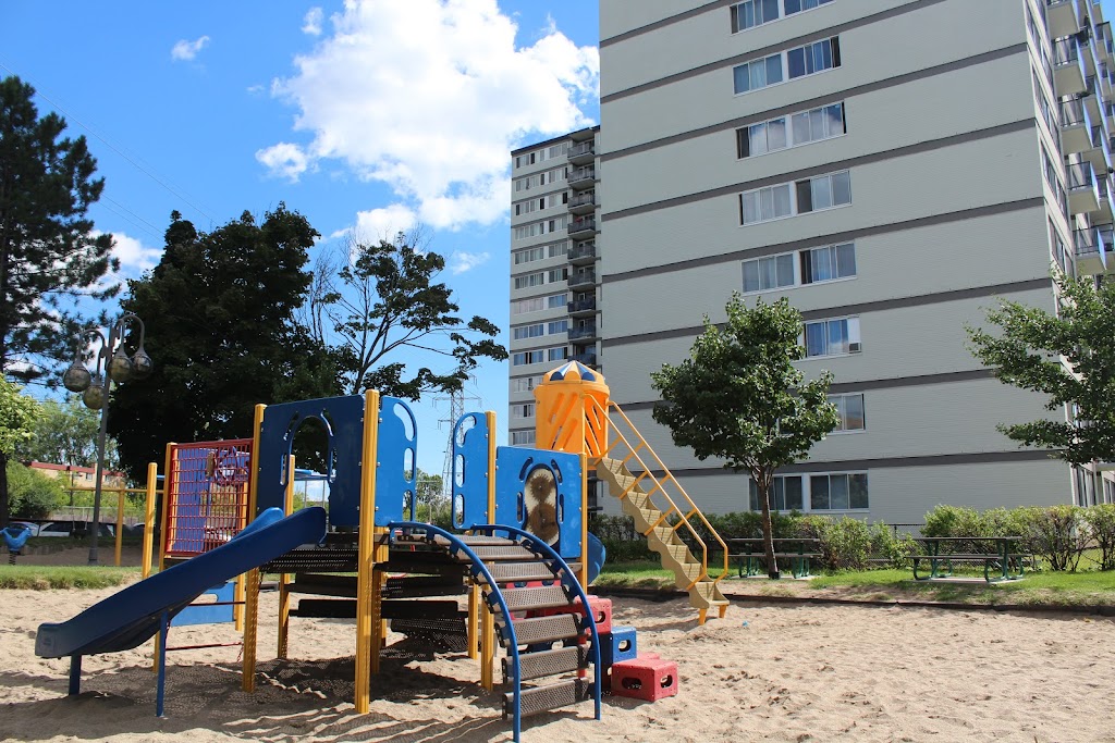 Maison Hamilton - Côte Saint-Luc Apartments | 5501 Av. Adalbert, Côte Saint-Luc, QC H4W 2B1, Canada | Phone: (438) 476-5116