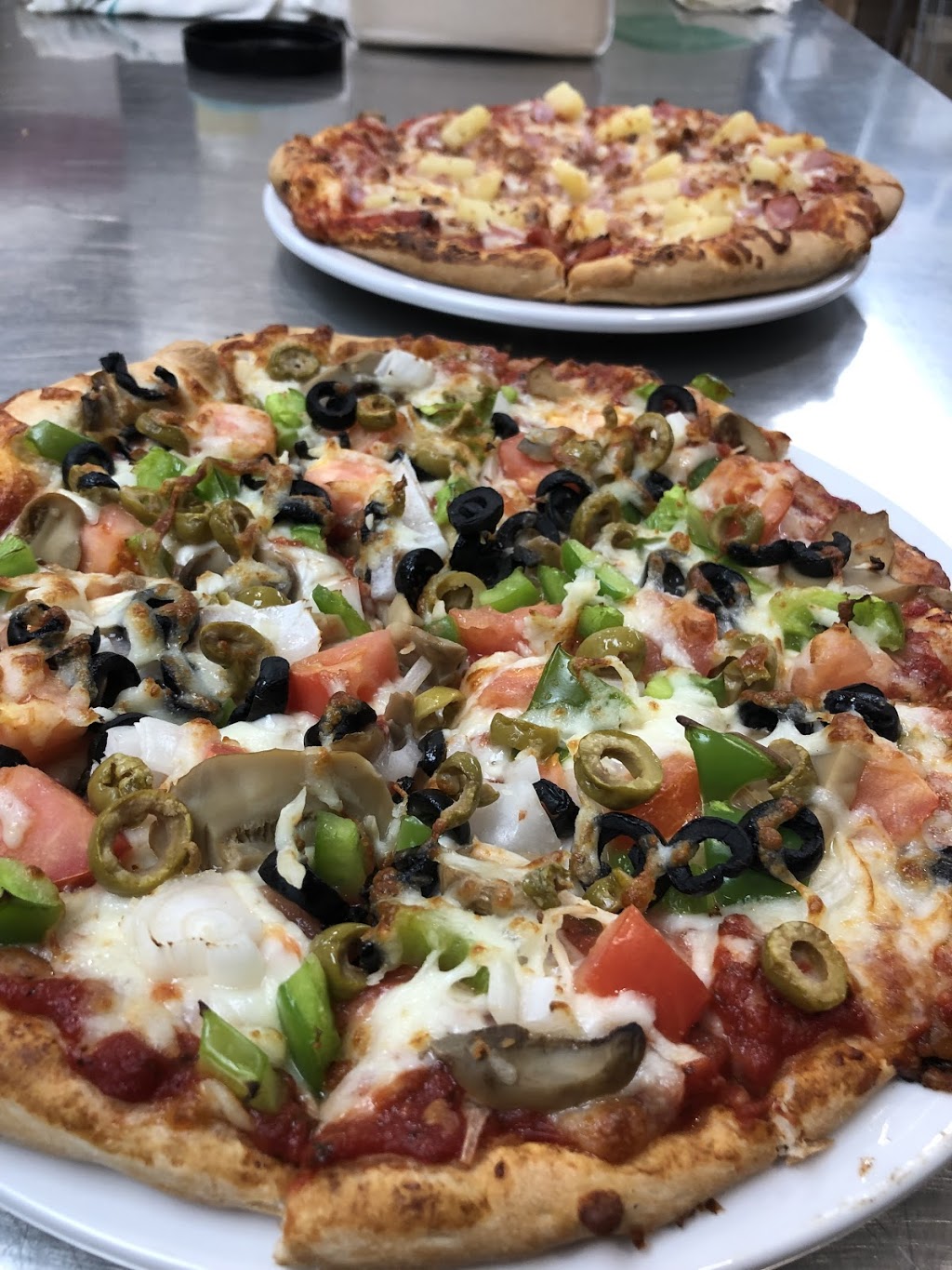 Luigis Pizza | 78 McNaughton Ave, Wallaceburg, ON N8A 1R9, Canada | Phone: (519) 626-8554
