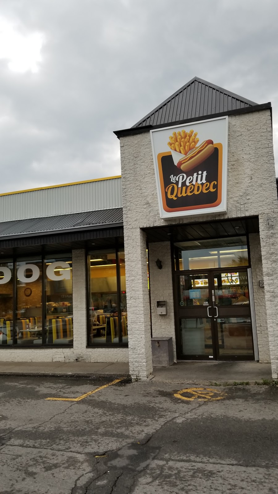 Restaurant Le Petit Quebec 9100 Rue Sherbrooke E, Montréal, QC H1L