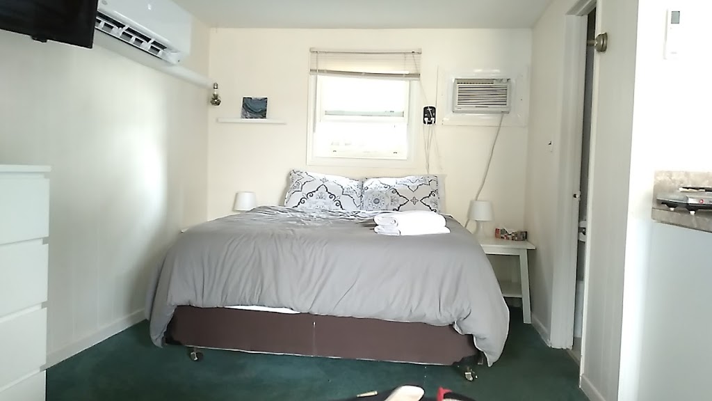 Island View Inn | 30115 St Clair Pkwy, Wallaceburg, ON N8A 4L1, Canada | Phone: (519) 350-0118