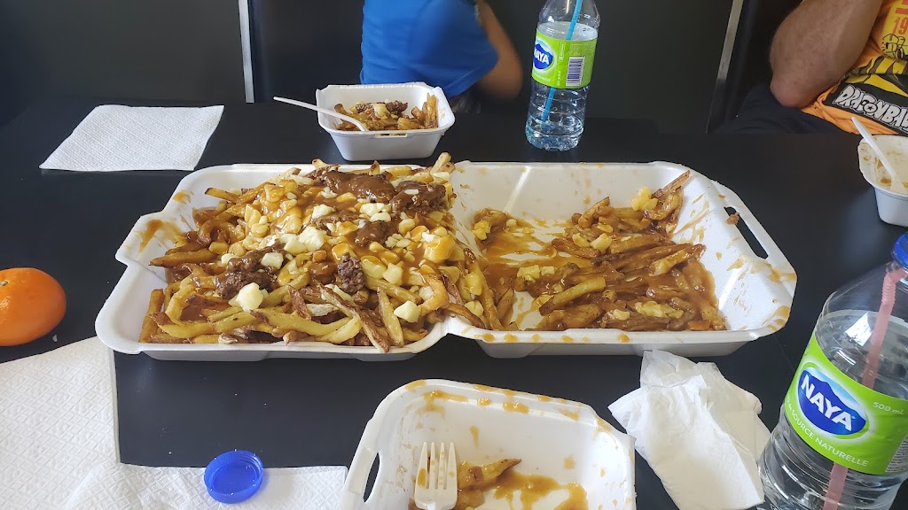 Chez Tasso bar (Poutine +) | 4490 QC-112, Ascot Corner, QC J0B 1A0, Canada | Phone: (819) 446-6994