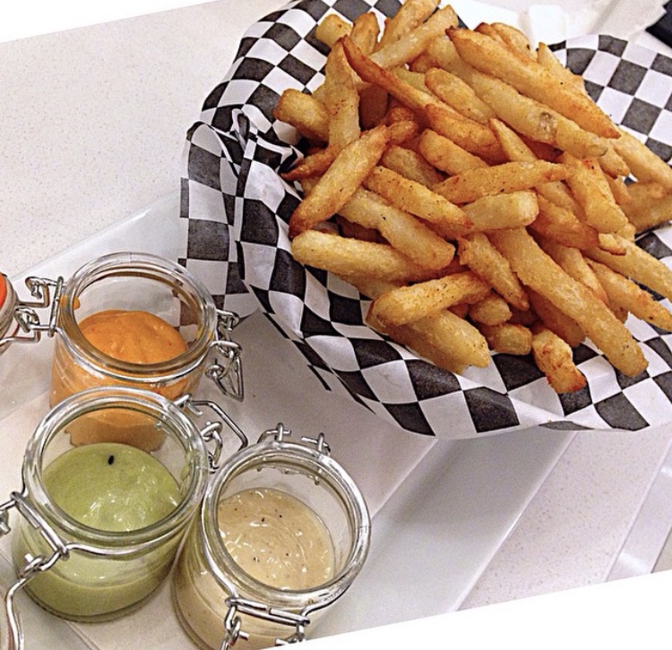 Elna Bistro | 6900 Boulevard Décarie m240, Côte Saint-Luc, QC H3X 2T8, Canada | Phone: (514) 564-3562