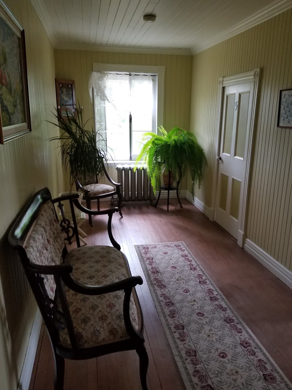 Au Vieux Presbytere Gîte-Berthier-sur-Mer | 30 Rue Principale E, Berthier-sur-Mer, QC G0R 1E0, Canada | Phone: (418) 259-2884
