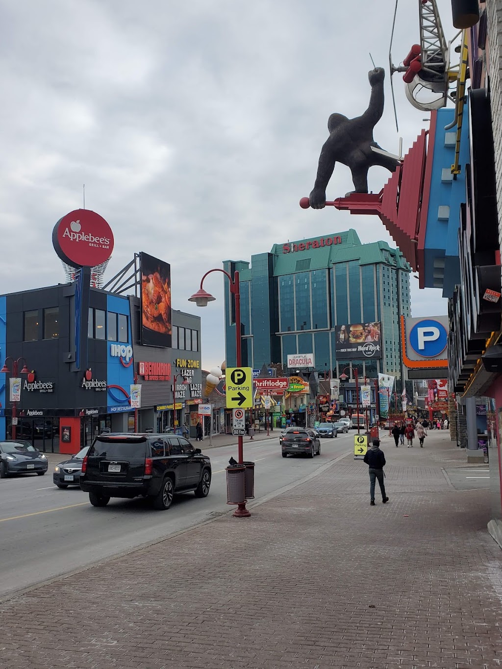 Big Top Amazing Mirror & Laser Maze 4943 Clifton Hill, Niagara Falls